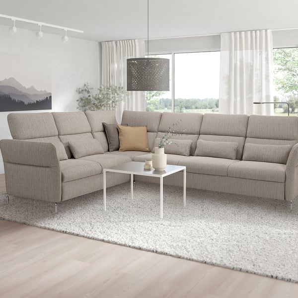 Modernes, graues, l-förmiges FAMMARP-Sofa mit verstellbaren Kopfstützen und Armlehnen, das in einem hellen Wohnzimmer gestaltet ist.
