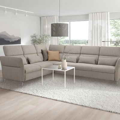 Modernes, graues, l-förmiges FAMMARP-Sofa mit verstellbaren Kopfstützen und Armlehnen, das in einem hellen Wohnzimmer gestaltet ist.
