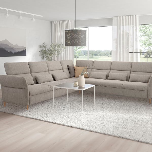 Modernes Wohnzimmer: großes graues FAMMARP L-förmiges Sofa, weißer Couchtisch, große Fenster, Tageslicht.