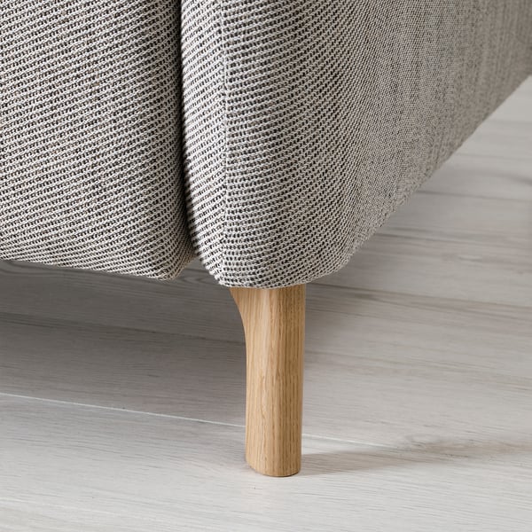 Modernes Sofa mit schlanken, geschwungenen Linien. Leichte Holzbeine, stützende Kissen. Hochwertiger Stoff und robuste Konstruktion.