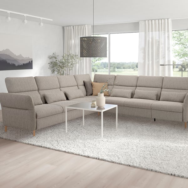 Modernes Wohnzimmer mit grauem FAMMARP-Sofa, weißem Couchtisch und Lampe.