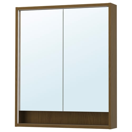 Der FAXÄLVEN Spiegelschrank ist eichenfarben mit integrierter Beleuchtung und einem Holzrahmen. Er hat eine rechteckige Form, einen großen Spiegel und ein Regal darunter.