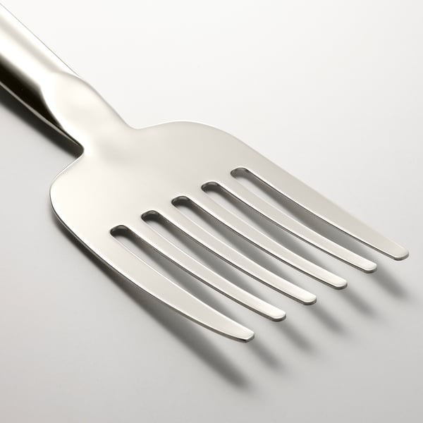 Metallisch glänzende Gabel mit glatt gebogenem Griff und vier gleichmäßig verteilten Zinken. Elegantes und funktionales Design.