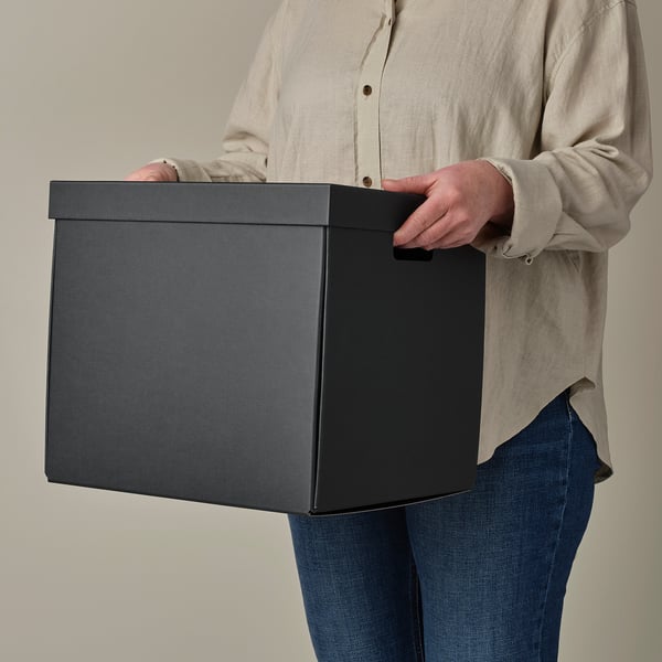 Person hält Aufbewahrungsbox mit Griffen. Ideal für Kallax-Regale, robust für den täglichen Gebrauch.