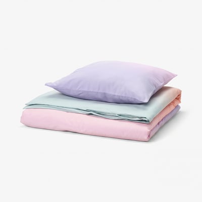 Lila Bettwäsche mit verblassenden Farbtönen, gefertigt aus recyceltem Polyester und Viskose, ordentlich gefaltet.