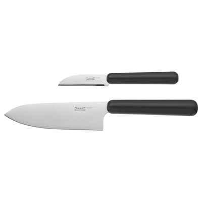 Ausgestellt sind zwei Küchenmesser von ikea, die mit scharfen Klingen aus rostfreiem Stahl und schwarzen Polypropylengriffen für einen sicheren Halt ausgestattet sind.