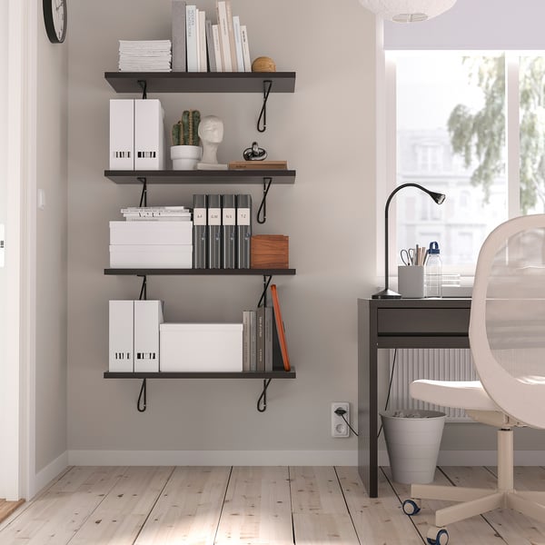 Minimalistisches Homeoffice mit weißen Stühlen, FÖRLÄGGARE Regalen, Büchern, Kaktus und Lampe.