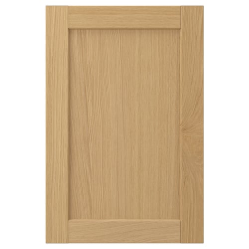 Das Bild zeigt eine einzelne FORSBACKA-Schranktür aus heller Eiche mit klassischem abgeschrägtem Rahmendesign.