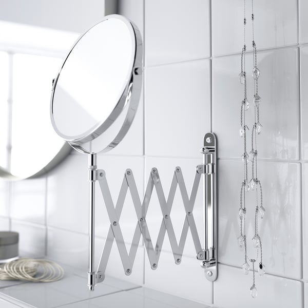 Vergrößerungsspiegel an der Wand mit ausziehbarem Arm für Nahaufnahmen. Gebaut für den Gebrauch im Badezimmer, wasserfest.