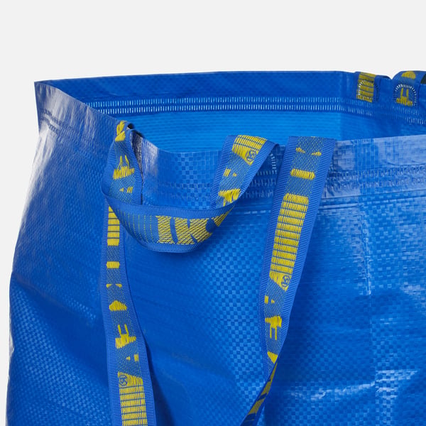 Blaue wiederverwendbare Einkaufstasche mit starken gelben Riemen, die für den Transport schwerer Lasten konzipiert ist, faltbar und umweltfreundlich aus recyceltem Material.