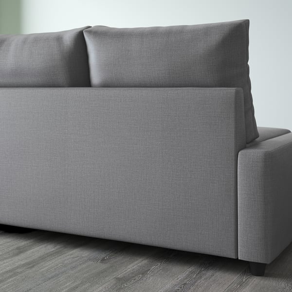 Graues Schlafsofa mit Chaiselongue, Teil der FRIHETEN-Serie. Zeigt Rückenlehne und Sitzfläche.