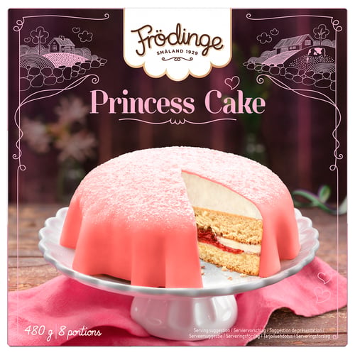 Stellen Sie sich eine rosa Prinzessinnentorte von FRÖDINGE vor, bei der ein Stück entfernt wurde, ausgestellt auf einem silbernen Tortenständer vor einem dekorativen Hintergrund.