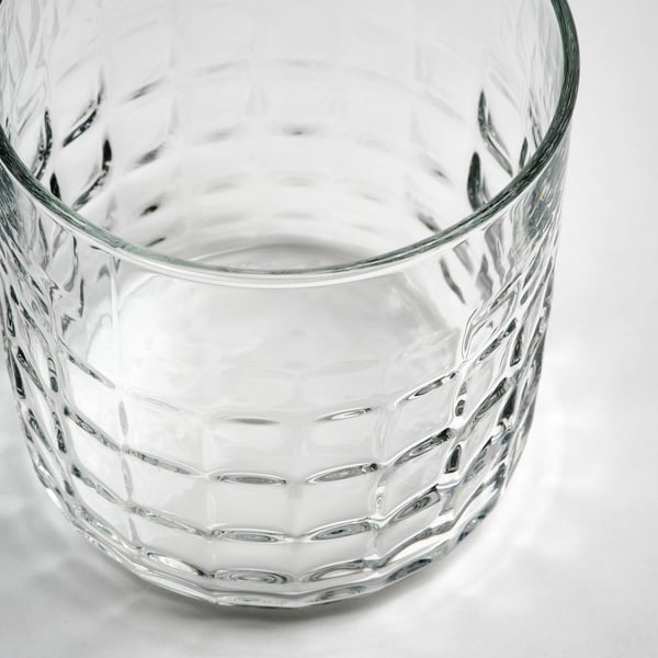 Facettierter Glasbecher, klar und elegant, perfekt für Getränke oder Desserts. Teil der FRÖJDA-Kollektion.