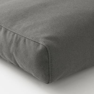Nahaufnahme eines strapazierfähigen, grauen Outdoor-Kissens. Strukturierter Stoff, sauber genäht, zeugt von hoher Qualität.