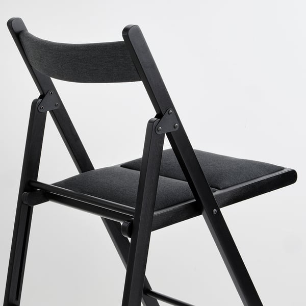 Schwarzer Klappstuhl mit stabilem Holzgestell, gepolstertem Sitz und gepolsterter Rückenlehne für mehr Komfort. Ideal für kleine Räume.