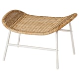 Ein weißer FRYKSÅS-Fußhocker mit einem Sitz aus geflochtenem Rattan. Er hat ein schlankes, geschwungenes Design und robuste Metallbeine.