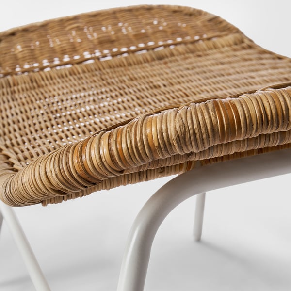 Handgeflochtener Rattan-Fußhocker, natürliches und einzigartiges Design, robustes Holzgestell, natürliches Material.