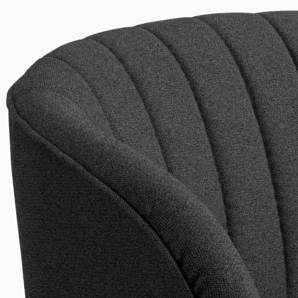 Nahaufnahme der FULLÖSA-Stühle mit weicher, dunkel gepolsterter Rückenlehne mit elegantem Tufting und glatter Textur.