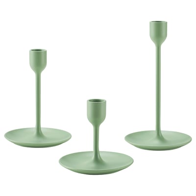 Drei moderne grüne Kerzenständer, unterschiedlich hoch, mit schlankem Design und Filzsockeln für Stabilität.