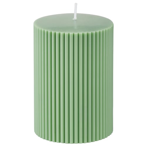 Grüne zylindrische Kerze; geripptes Design; Wachsmischung; Docht aus Baumwolle; dekorativer Wohnakzent.