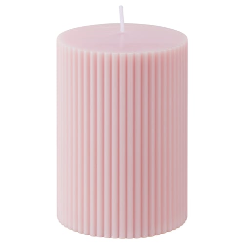 GLASBJÖRK rosa Kerze; Zylindrisch mit geriffeltem Design, hergestellt aus pflanzlichem Wachs.