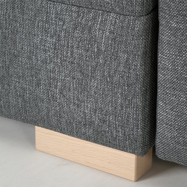 Nahaufnahme der Gråviken-Sofas mit robuster, grauer, gepolsterter Seite mit Holzgestell.