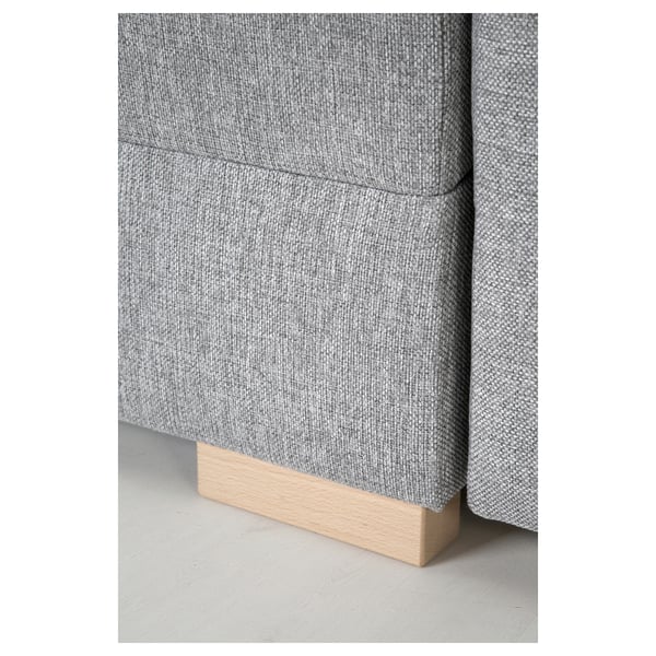 Nahaufnahme eines modernen Sofas mit hellgrauem Stoff und Holzbeinen, das klares Design und hochwertige Polsterung zeigt.