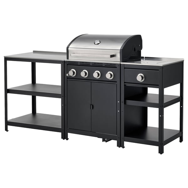 Moderne Außenküche mit schwarzen Metallregalen, einem Gasgrill aus Edelstahl und einem Seitenbrenner.