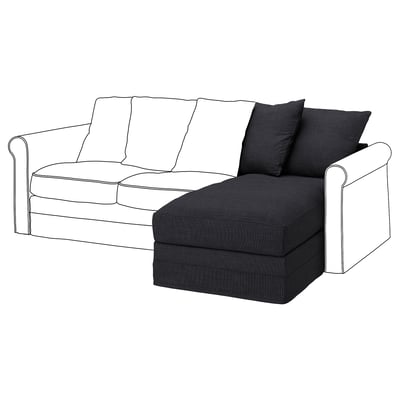Moderne L-förmige Couch, dunkelgrau, weiche Polsterung, mit zwei Kissen, klare Linien.