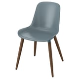 Ein einzelner hellblauer "GRÖNSTA"-Stuhl mit einem gebogenen, bequemen Sitz und vier Holzbeinen, ideal für eine einfache Reinigung.