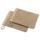 Zwei beige Baumwoll-Waschhandschuhe mit Schlaufe zum Aufhängen, ordentlich gefaltet.