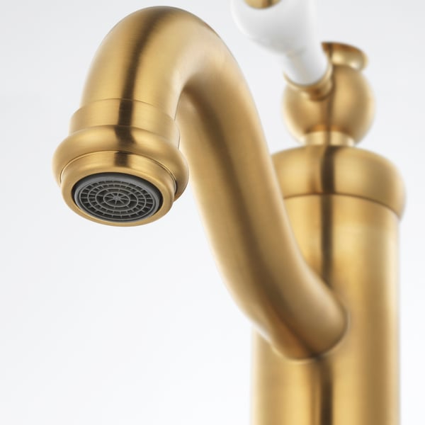 Goldener Wasserhahn mit schlanker Kurve und detailliertem Belüfterkopf, der auf hochwertige Verarbeitung und Design hinweist.