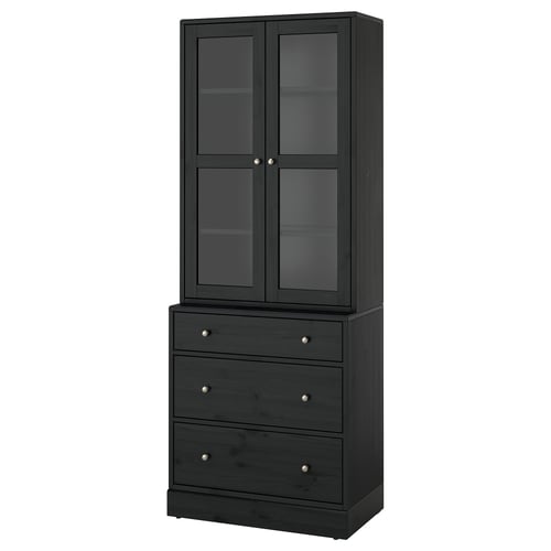 HAVSTA: hoher schwarzer Holzschrank mit Glastüren und drei Schubladen im rustikalen Design.