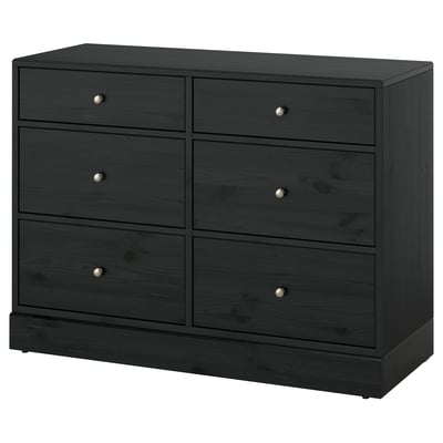 Eine dunkelgraue Kommode HAVSTA mit sechs großen Schubladen. Es ist aus massiver Kiefer gefertigt und verfügt über ein schlankes, modernes Design, das sich ideal für Schlafzimmer eignet.