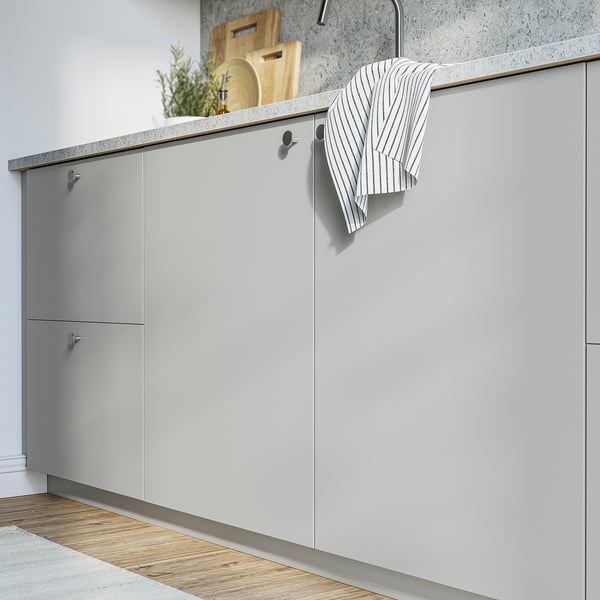 Moderne Küche mit grauen HAVSTORP-Schränken, Holzarbeitsplatte, gestreiftem Handtuch, Tablett und Pflanze.
