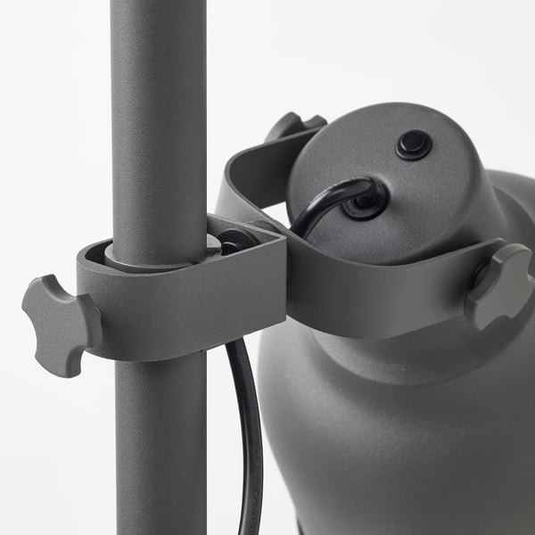 Verstellbare Metalllampe mit Knöpfen und Klemmen für eine sichere Positionierung.
