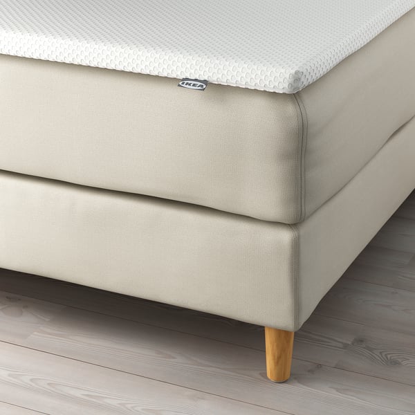 Neues IKEA-Bett mit weichem Kopfteil für Komfort, Eichenbeinen und waschbarer Abdeckung.