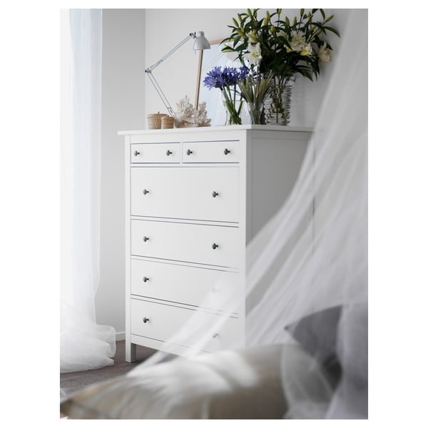 Helles Schlafzimmer mit weißer HEMNES-Truhe.