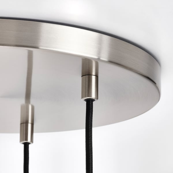 Nahaufnahme moderner Pendelleuchten aus Metall- und Glaskomponenten, die schlankes Design und hochwertige Verarbeitung zeigen.