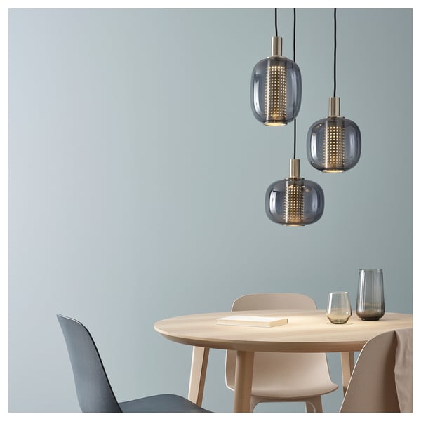 Moderne Esseinrichtung mit 3 Pendelleuchten, blaue Wand.