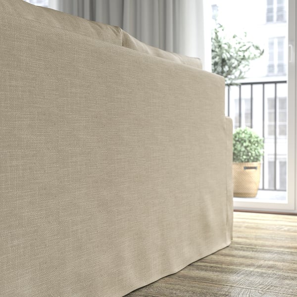 Beigefarbenes Sofa mit weichen Kissen in der Nähe des großen Fensters, stilvoll und bequem, bietet reichlich Sitzgelegenheiten.