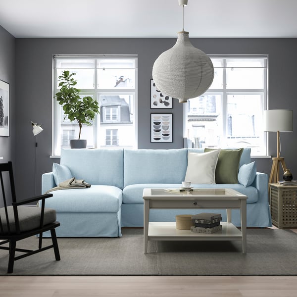 Modernes Wohnzimmer mit Sektion, Aufbewahrungschaiselongue, Couchtisch, Lampen, Schaukelstuhl.