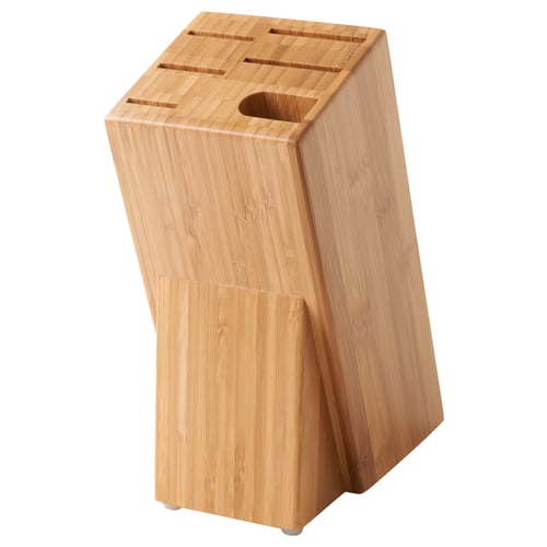 Der HYVLA Messerblock aus leichtem Bambus mit Schlitzen für 5 Messer und einem Schleifstein, aufrecht stehend.
