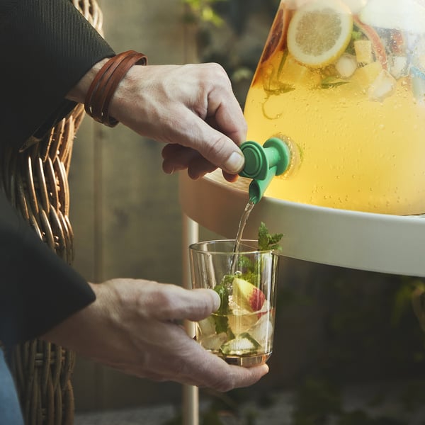 Getränk aus IKEA 365+ gehärtetem Glas Krug und Glas.