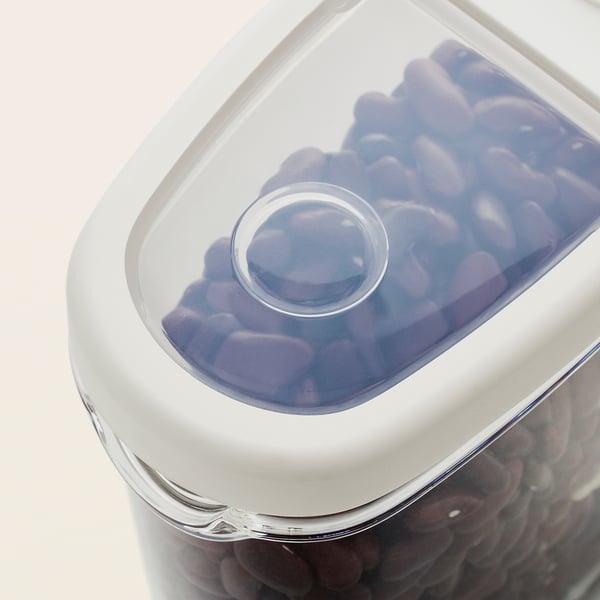 Durchsichtiges Glas mit weißem Deckel, in dem die aufbewahrten lila Bonbons zu sehen sind. Transparentes Design für eine einfache Betrachtung.