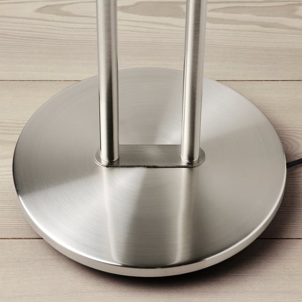 Stabiler, metallischer Leuchtenfuß mit zwei verstellbaren Leuchtengelenken. Modernes, hochwertiges Design.