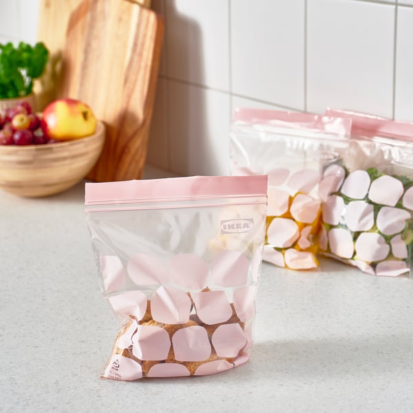 Transparente Tasche mit rosa Tupfen mit Marshmallows. Oben ist ein durchsichtiger Reißverschluss sichtbar.