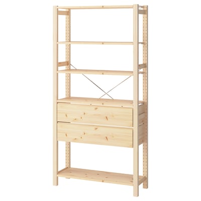 Ein IVAR Holzregal in natürlicher Kiefernfarbe, mit mehreren verstellbaren Einlegeböden und Schubladen, mit einem einfachen und robusten Design.