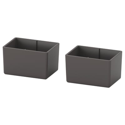 Zwei graue quadratische Plastikbehälter, sauber und leer, einfaches Design.