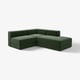 Modernes grünes Ecksofa mit klaren Linien und tiefen Sitzen, perfekt für Komfort und Geselligkeit.